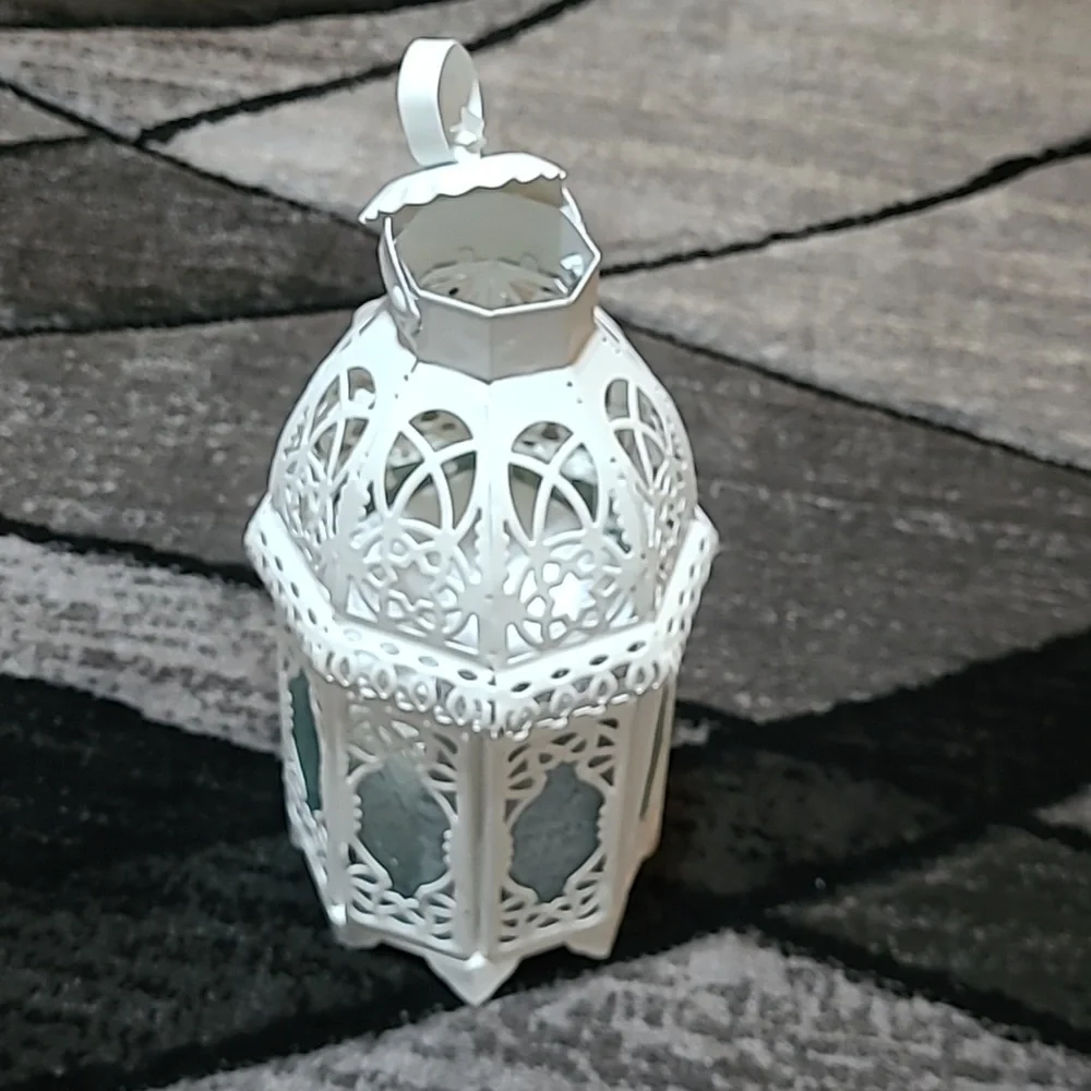 GALLERY OF LIGHT METAL CUT-OUT GLASS PANES CANDLE LIGHT LANTERN